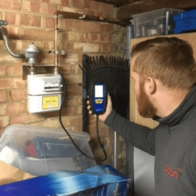Gas-Engineer-Reading-Meter